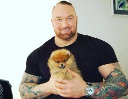 №20 тускло со своей авоськой выглядит. Вот мужчина с любимой собачкой.
