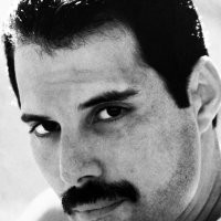 Если уж сбивать с толку, то хотя бы так 

Фре дди Ме ркьюри (англ. Freddie Mercury, имя при рождении   Фарру х Булса ра ...