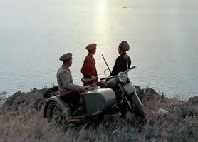 Звук лодочного мотора слышите?