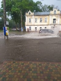 Ливнёвка и сейчас в Смоленске не справляется. А после капремонта улиц,  ещё больше воды.