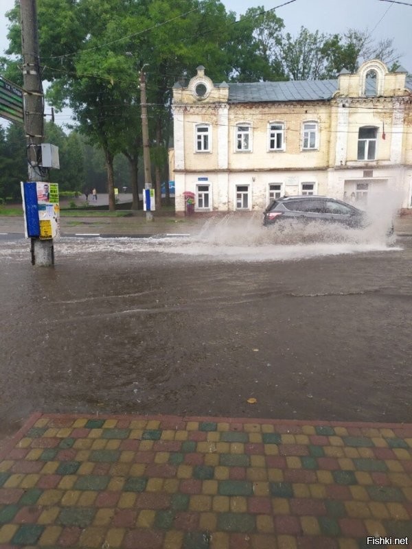 Ливнёвка и сейчас в Смоленске не справляется. А после капремонта улиц,  ещё больше воды.