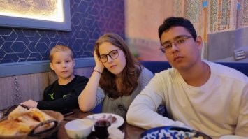Про крашина мне ребята из Альметьевска поведали они говорили крещЕн (либо память у меня плохая). А мама моя из Оренбургской области, бабуля говорила что род наш из сарматов. Я так-то на татарина похож только когда злюсь, а это редко бывает, добрый я. Мы с сестрой русые с серо-зелеными глазами, я до 5-6 лет был абсолютным блондином как и мои дети. Так что смесь народов это хорошо. Племянник у меня наполовину Кашмирец умный но ленивый, настоящий индиец. На фото: сын, дочь, племяшь. Ну и я)