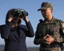 Кто в армии служил - тот в цирке не смеётся 

Причём не важно в какой стране... Мужик в военной форме не только не удивлён, но даже не улыбается