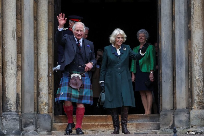 Король в килте - фотошоп? "03.10 2022. Король Карл III и его жена Камилла посетили шотландский город Данфермлин .Для первого официального визита король выбрал синий тартановый килт...."