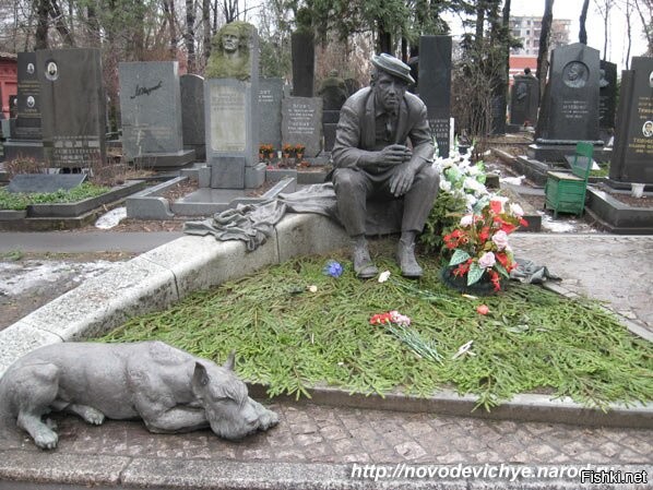 Вот собачка на могиле Юрия Владимировича.