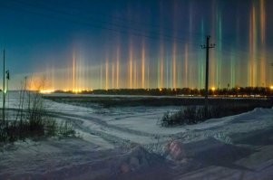 "Световые столбы" -- обычное явление на севере, но, во-первых появляются они только на сильном морозе, где-то от -20С и во-вторых, видны над всеми источниками света, а не поодиночке. Летом я их не видел ни разу, хоть и прожил в Заполярье 7 лет.