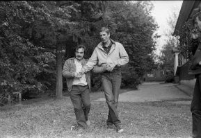 В перерыве между съемками: Александр Адабашьян и Александр Абдулов 
Фильм "Храни меня, мой талисман". 1986 г.