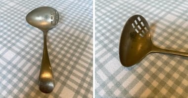 Ложка вынимать вареные яйца из воды . По форме как яйцо , а дырки чтобы вода сливалась .