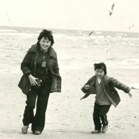 Тут описания нет. Вероятно Анита Цой с маленьким Виктором?