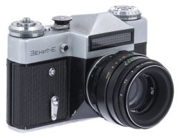 И тут ты ошибся.
Это Зенит Е. Характерное расположение спусковой кнопки, в центре диска со счётчиком кадров. Палец Джексона как раз лежит на ней. А у Зените ЕМ ее перенесли левее. Сравните фотографии.
И ко всему, вы применили термин TTL к камере, в которой TTL не было и в помине. А Зените ЕМ TTL, то есть замера через объектив, нет и не было никогда. Замер осуществлялся через элемент над объективом, его на фото отлично видно.