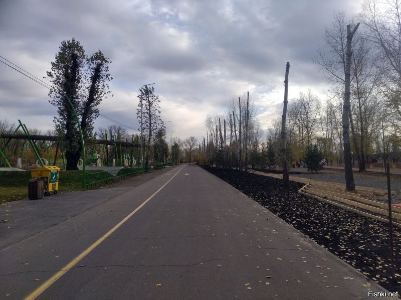 напротив уже построенного детского городка строят спортивный для взрослых...
