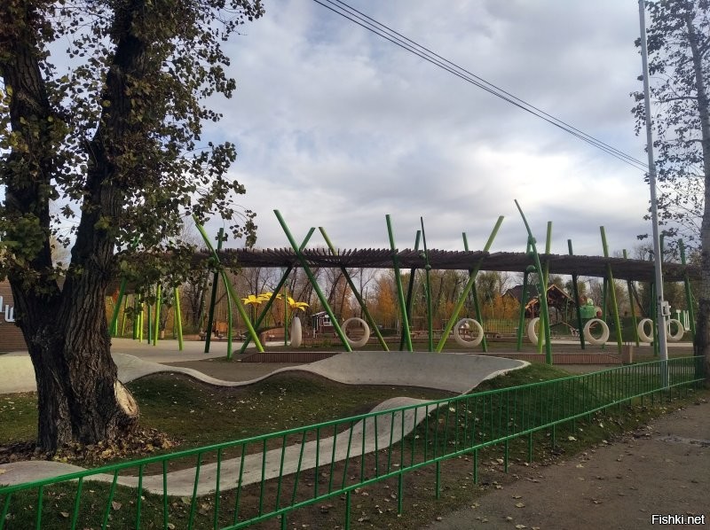 напротив уже построенного детского городка строят спортивный для взрослых...