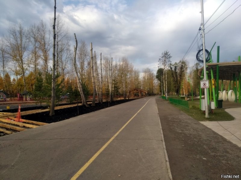 напротив уже построенного детского городка строят спортивный для взрослых...