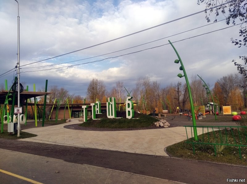 напротив уже построенного детского городка строят спортивный для взрослых...