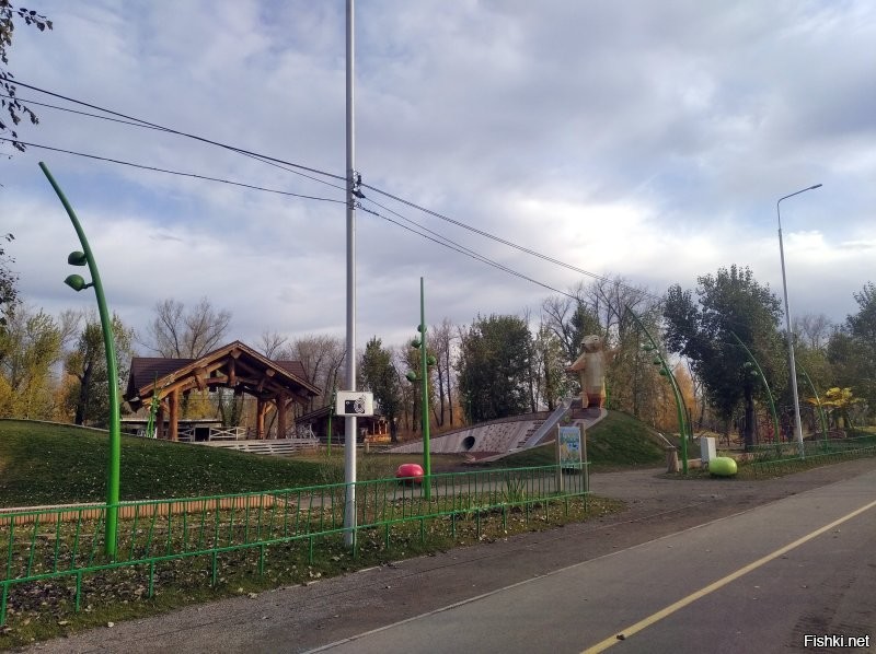 напротив уже построенного детского городка строят спортивный для взрослых...