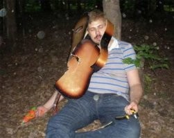 Думаю, даже чаще, чем фингерстайл.