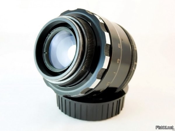 <<< Зенит-ЕМ >>>

Если это вообще Зенит.















НО если это Зенит, то не ЕМ. У Зенит-ЕМ буква М обозначает т.н. "моргающую", или "прыгающую диафрагму".

На фотографии же объектив похож на Helios-44-2 2/58 h203-a "зебра".