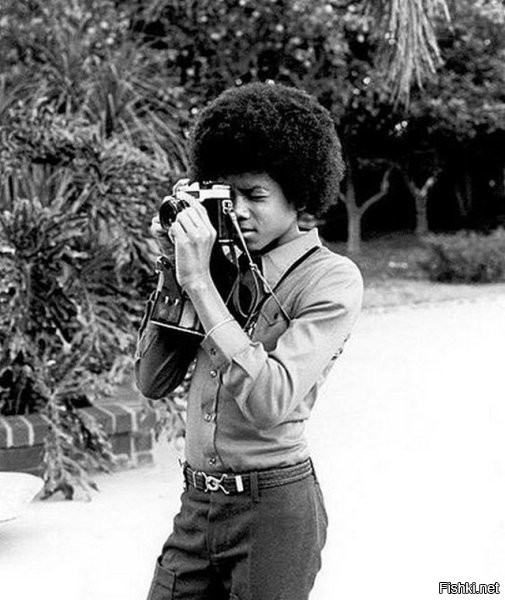 <<< Зенит-ЕМ >>>

Если это вообще Зенит.















НО если это Зенит, то не ЕМ. У Зенит-ЕМ буква М обозначает т.н. "моргающую", или "прыгающую диафрагму".

На фотографии же объектив похож на Helios-44-2 2/58 h203-a "зебра".