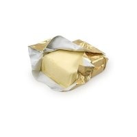 Нееет... Это масло не с подноса смотрит, а из фольги, сверкающей и блестящей - обёртки производителя.