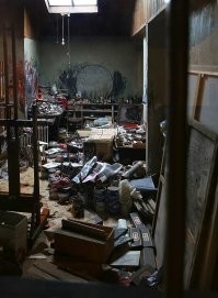 Кабинет? Художника? Пижон это какой-то, а не художник! Во-первых, у художника мастерская, а не кабинет, а во-вторых, только бездарь нуждается в строгом порядке, гений господствует над хаосом!