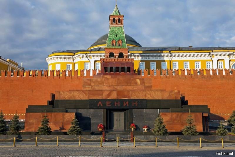 Впервые Мавзолей «спрятали» в 2005 году, когда на Парад Победы был приглашен президент США Джордж Буш-младший. Некоторые критики этой инициативы считают, что визит американца имеет с ней связь. Дескать, Мавзолей «замаскировали», чтобы не раздражать Буша. Но сейчас, когда в этом больше нет необходимости, место погребения основателя Советского государства продолжают драпировать ко Дню Победы.
Конечно, Владимир Ленин не имел прямого отношения к Великой Отечественной войне. Но, с другой стороны, именно к подножью Мавзолея, а не к его драпировке, бросали нацистские знамена наши воины-победители в 1945 году.
Поэтому решение о драпировке Мавзолея, возможно, противоречит поправке к Конституции РФ, где говорится о защите исторической памяти. По крайней мере, высшему руководству страны, вероятно, стоило бы прояснить свою позицию по данному вопросу, так как он беспокоит многих россиян.