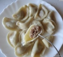 Даже без специальной пельменницы, лепка пельменей дело несложное. Гораздо больше времени уходит на мытье мясорубки и уборка стола после теста. А пельмени прикольнее лепить именно руками, большие и в форме полумесяца, чтобы в них было место для сока.