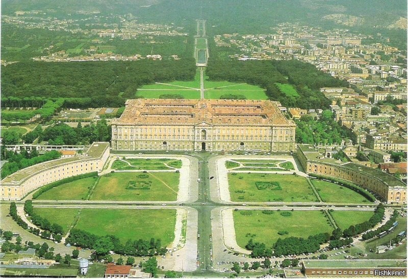 Грандиозный загородный дворец неаполитанских королей в городе Казерта, область Кампания. Судя по количеству комнат и площади, Казертский дворец - одно из самых больших зданий, возведённых в Европе в XVIII веке, и 18-е по площади в мире.