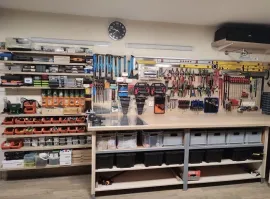 )Посмотрите на стены, пол, потолок, верстак (наверное). 
Это гараж?
Что за человек может так представлять себе собственный гараж, а тем более создать его.
Кто он, чем занимается, откуда руки растут, зачем ему весь этот инструмент...))
Выставочная витрина?