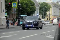 Интересно, кто это по Питеру рассекает без спецсопровождения на "Аурусе" с московскими номерами