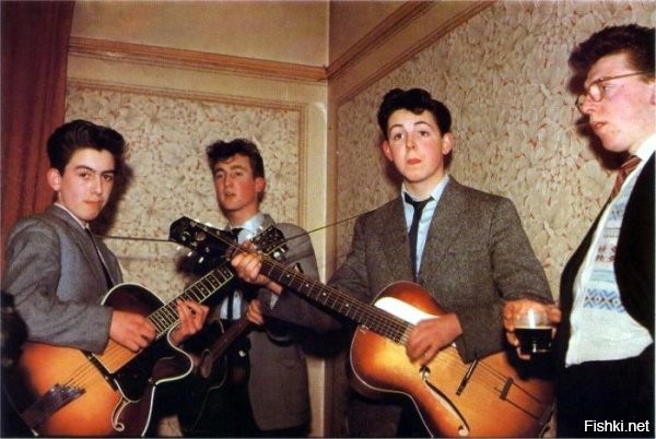 Джордж младше Джона на 1 год и !!! 138 дней.
15 лет Джорджу исполнилось 25.2.1958.

The Beatles в 1957 году. George Harrison is 14, John Lennon is 16, and Paul McCartney is 15.