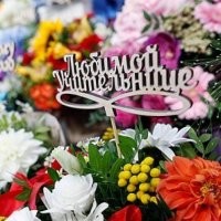 А в любой школе России, педагога завалили бы букетами цветов. 
Американцы как-то сухо проводили, казённо что-ли...