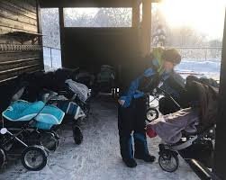 В любом норвежском детсаде дети спят в колясках на улице в любую погоду. Оставлять ребенка спать на улице возле дома- это обычная практика в Норвегии.