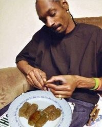 Он ещё и котлетки делает…