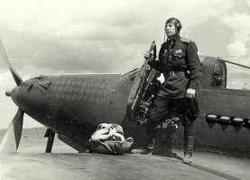 на P-39 летали и одерживали многочисленные победы такие советские асы, как Гулаев – 57 сбитых самолетов, Голубев   53, Речкалов   56, Глинка   50....
Покрышкин на Р-39 сбил 48 ( а всего 59).

Техник -моторист 22 ЗАП Чашечкин Н.А. вспоминал:
"Со штопором боролись, как могли. У нас (в 153 ИАП) практиковали такой способ: брали канистру, резали пополам. Получались две формы. Мешали песок с оружейной смазкой, этой смесью обмазывали формы изнутри и потом заливали расплавленный свинец. Получались два свинцовых кирпича весом килограммов 15 каждый. Эти кирпичи размещались в носу самолета, под пулеметами, места хватало. На «Кобре» вообще места было везде достаточно.
Дальше самое интересное. Кирпичи прихватывали на болты. Потом летчик без боекомплекта делал пробный вылет. Потом говорил, как, нормально, или нет. Если нормально   мы сверлили отверстия в корпусе и уже прикручивали намертво. Если не понравилось   перемещали грузы еще. Затем грузили боекомплект, откатывали триммеры, и летчик еще раз взлетал. Ну и, уже в полете, сам смотрел, что и как..."
