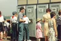 Я эту картинку т за последний месяц вижу в десятый или двадцатый раз. Только это не типичный СССР, а очень и очень поздний. Где-то 89-91 год. Если бы я в начале-середине 80-х, не говоря уж про раньше, одел джинсы в паре с пионерским галстуком, то меня бы самого на кое-что натянули.