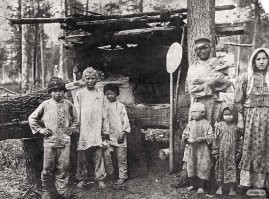 "...еще даже избой обзавестись не успели, а в семье уже шестеро ребятишек мал мала меньше." Там дети разного возраста, нужно лет шесть. Это что же, крестьяне шесть лет под кустом жили-рожали? 
 Автор эмм... не сильно умный