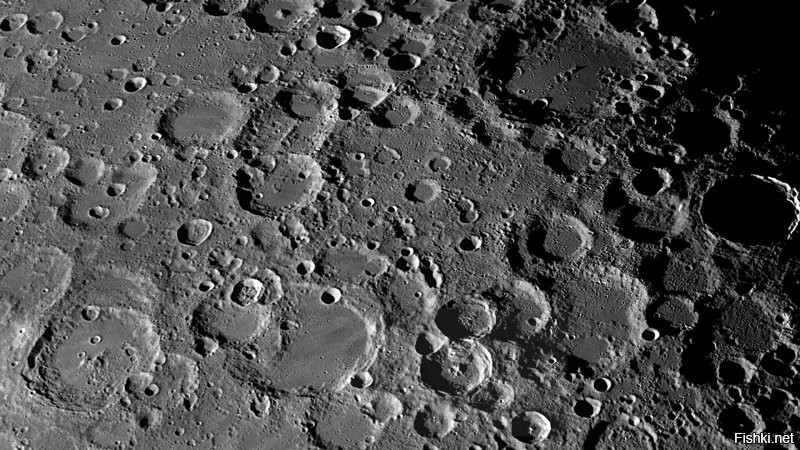 На Луне кратеры разные по размерам имеют одинаковую глубину, что говорит о твёрдом гладком основании под грунтом. Основная масса кратеров имеют идеально круглую форму - их явно оставили не метеориты, те зацепляют в 99% по касательной.  Кто же стрелял по Луне? Не наши ли пращуры из допотопной цивилизации? Миф о Вавилонской башне наиболее подходит и закончилось там у них всё достаточно печально.