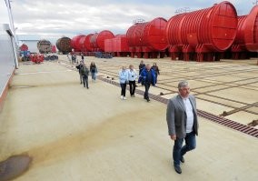 Ее не потому разделили пополам, что иначе не привезти было в центр города. Ее потому разделили пополам, что в центре реакторный отсек. Не утративший своей смертельной радиоктивности за тридцать лет простоя. (Так же, как не утратила своей радиоактивности Чернобыльская АЭС).
Так что нос в Кронштадт в музей, корму в Кронштадт в музей а серединку вот на эту площадку.