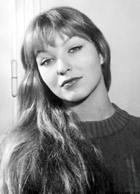 Всё таки он был молодчина, такую бабу отхватил!