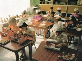 Интересно...если сейчас девушке дать швейную машинку, она ПРАВИЛЬНО сможет нитку в иголку вставить