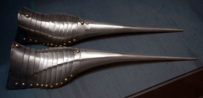 Модой) Не всегда что модно-удобно. такая обувь называется пулены. Вошла она в моду с востока во времена крестовых походов. Изначально это была обычная-повседневная обувь, но с ростом популярности мода эта коснулась и рыцарей-сабатоны.
При этом считалось-чем длиннее носок, тем богаче и знатнее хозяин. У некоторых владельцев длинна пулен доходила до 60см. Кстати-король Англии Эдуард IV запретил изготовление и ношение пуленов с длиной носков более двух дюймов. На последнем фото сабатоны императора максимилиана I.