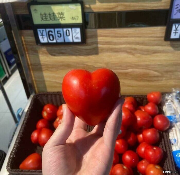 Помидоры какие у них дешевые. Понятно, что цена за штуку, но на сегодня 100 йен примерно 45 рублей, получается, что один помидор стоит примерно 3 рубля, а на вид он грам 100.