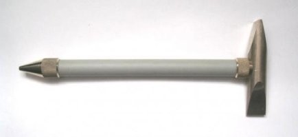 на флоте моряки целыми днями на пролёт отбивают ржавчину молотками что бы продлить срок службы судна до 25 лет. На лазер деньги у них есть - но он не справится.  И в доке судно отчищают от коррозии ПЕСКОСТРУЙНЫМ оборудованием - лазер не сможет толстую ржавчину сжигать. ГОВНО ЭТОТ ЛАЗЕР