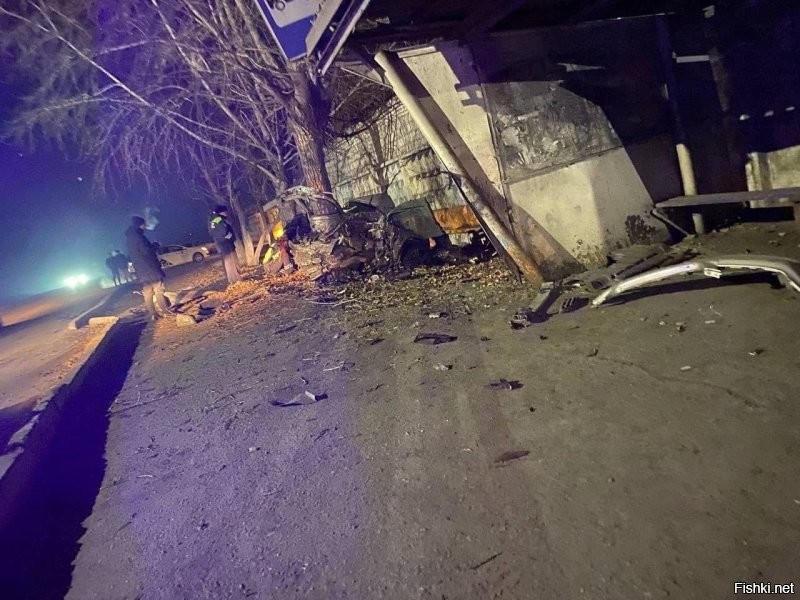 У нас не так давно малолетний гонщик вот так дерево "обнял", с горе водителем погибло еще два салаги пассажира.
