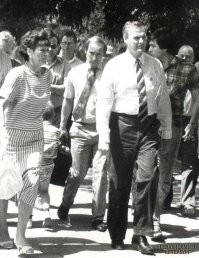 Бухой Шевчук издевается над Чубайсом (и уж точно не шакалит).

А теперь вспомним, кто в этом время с глазами побитой собаки шакалил.