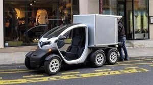 2. Renault Twizy - это электрический автомобиль ультра-компактных габаритов, который по своей мощности сравним со скутером. Машина лишена дверей и окон (они доступны за доплату), имеет малый ресурс мощности и дальности хода, и выглядит довольно специфично.