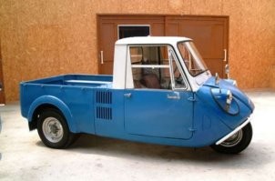 2. Renault Twizy - это электрический автомобиль ультра-компактных габаритов, который по своей мощности сравним со скутером. Машина лишена дверей и окон (они доступны за доплату), имеет малый ресурс мощности и дальности хода, и выглядит довольно специфично.