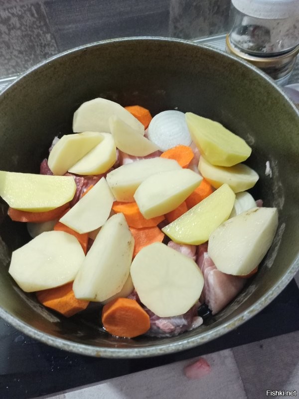 Ждём, пока жир остынет и закладываем всё послойно: мясо, лук, морковь, картофель