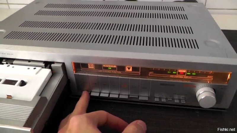 Неправда ваша. Изначально в этой Радиотехнике (пепельницей как её называли) должен был стоять ЛПМ от носимых кассетников "Весна 305\306,201-214" Который они же сами ставили в "Ригу 110", даже когда то видел фото этого опытного образца,но по каким то причинам отказались а зря, протяжка в Весне была металическая с двумя маховиками что уменьшало детонацию. В результате обратились к Венграм на завод МехЛабор чьи протяжки на тот момент использовались в магнитолах Вега и ВЭФ Сигма. У "венгров" были несколько недостатков : пластиковая втулка тонвала которая изнашивалась и появлялась повышенная детонация, некудышный двигатель со слабой системой управления(дохла от любого чиха, предсмертные конвульсии - плавающая скорость)в свой Репортёр 7 с такой же протяжкой они ставили японские движки со встроенной стабилизацией оборотов, вылетающие стопора подкассетных узлов, после которых терялись пружины выбирающие петли плёнки при переключении режимов, ну и то что пластивый весь тоже не делало ему надёжности. А когда в этой протяжке смазка превращалась в гудрон, то без матов её не переберёшь ибо какою-нибудь пружинку или стопор обязательно пролюбишь. Конструкция навеяна скорее всего декой Sony TC-K88 у которой также выезжал блок ЛПМ но он был моторизированный, была подобная дека и Унитры Польской (Unitra MDS-432) опять же, блок выезжал и заезжал сам и было псевдосенсорное управление ЛПМ.
На счёт постройки наших дек с оглядкой на запад, вот ещё в копилку Амфитон 201- стерео, который слизан по конструкции с Pioneer-C-3000 но в отличии от латышей во Львове смогли в лентопротяжку от Весны которую туда уложили и скрестили с загрузчиком от Пионера.