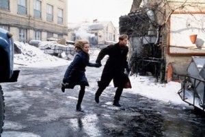 Уж если вспомнили "Шпионский мост", то логично было бы вспомнить и сериал "ход королевы"

"очень странные дела" упоминается как место, где стал известным какой-то актер (кстати, я навскидку его в актерском составе ОСД не вспомнил), а сами "очень странные дела" почему-то не вспомнили. А там половина сезонов посвящена стране Советов

Удивительно, что упомянули кучу фильмов, где СССР затронут на пол-шишечки (то же Евровидение), но не вспомнили фильм "Святой" 1997-го, а ведь там дело происходит и в СССР (КДПВ ниже)

И это, про "Охоту за Красным Октябрем". С одной стороны, все, что писал Клэнси, можно провести по категории "развесистая клюква". Ну реально - почитайте произведения. Главные герои (Джек Райан и иже с ним) обязательно должны быть в прошлом десантниками или чем-то похожим, а их супруги - медсестрами. Только так и никак иначе. А про советских обязательно упоминается типа "кожа была бледной, что свидетельствовало о нехватке витаминов и микроэлементов". И так каждый злодей из СССР!

С другой стороны, знаю настоящего подводника (дяда Саша, привет!), который сейчас на пенсии, но когда-то ходил на атомных подводных крейсерах. И вот он говорит, что в части подводной лодки фильм снят достаточно правдоподобно (для художественного кино)